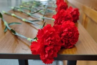 Торжественное возложение цветов к мемориальной доске погибшим в годы войны студентам и преподавателям- биологам 4 мая 2023 года.